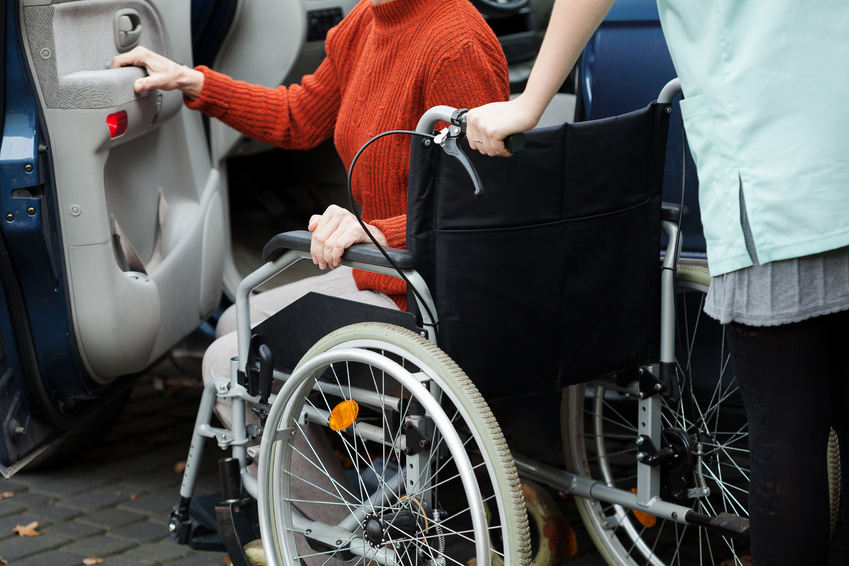 Caregiver helping get into the car TRANSPORT PMRÀ Sauveterre-de-Béarn